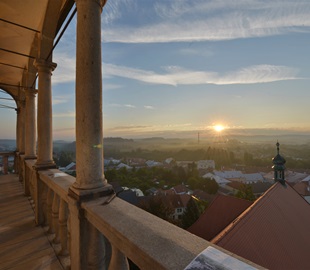 Věž kostela sv. Vavřince v Dačicích