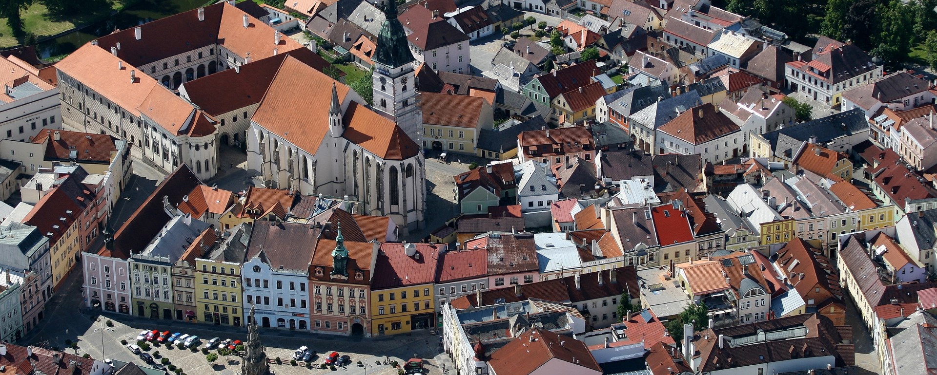 Historické město Jindřichův Hradec se pyšní překrásným historickým centrem a třetím nevěším památkovým areálem v Česku. 