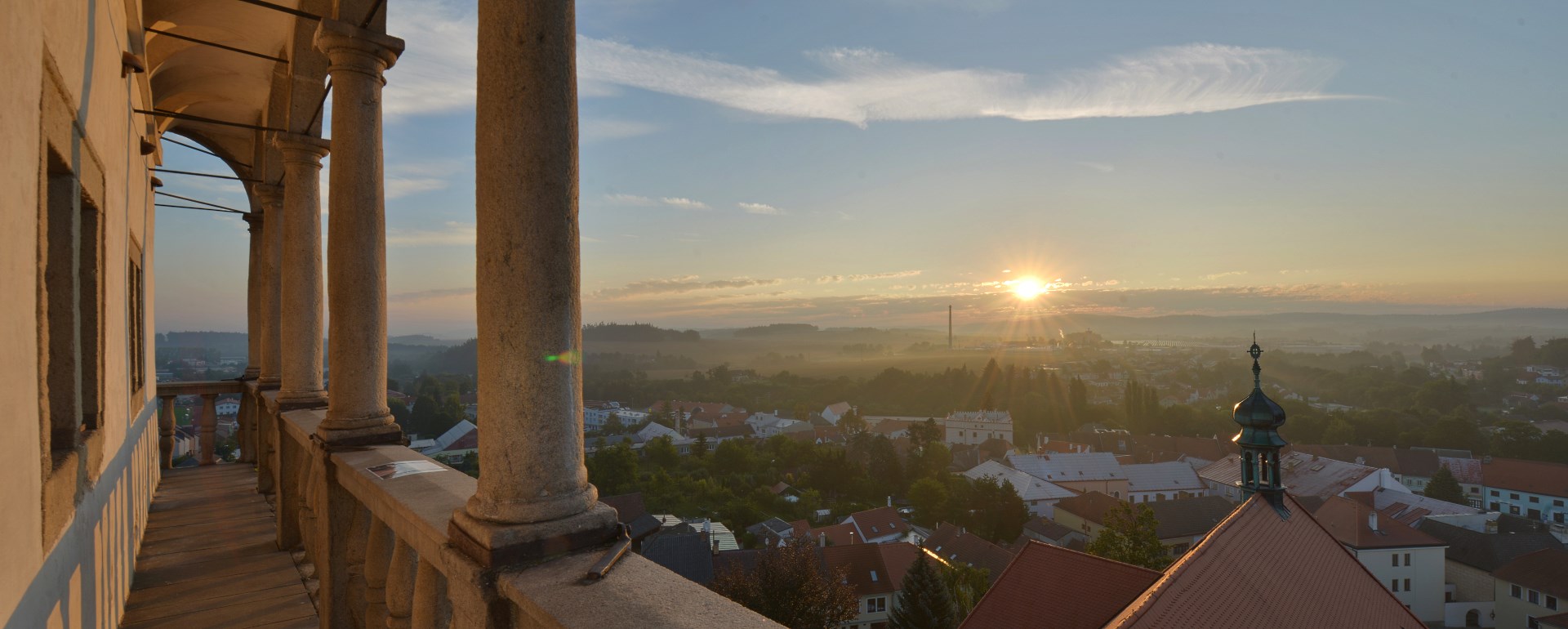 Věž kostela sv. Vavřince je chloubou dačických renesančních staveb. Námaha, kterou vynaložíte k výstupu na její ochoz, bude odměněna nezapomenutelným výhledem.