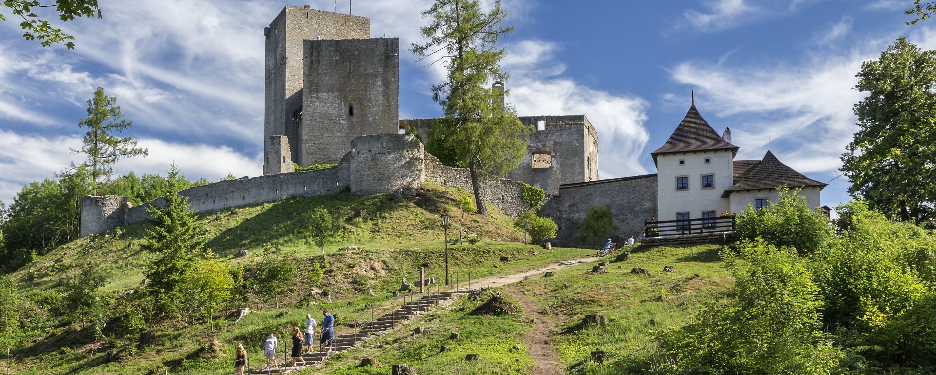 Románská pevnost v lesích České Kanady – to je hrad Landštejn. 