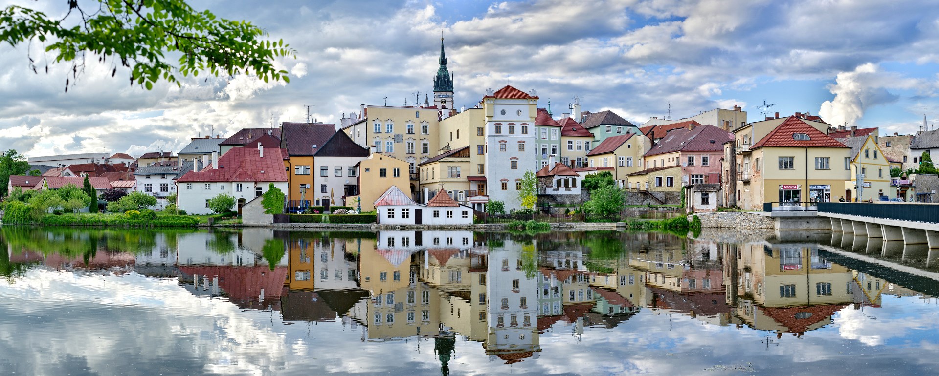Historické město Jindřichův Hradec se pyšní překrásným historickým centrem a třetím nevěším památkovým areálem v Česku.